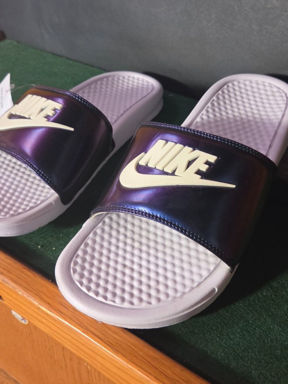 Nike Benassi JDI Slide Sandals Lilac Iridescent NWT - Picture 3 of 4